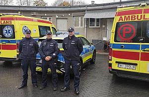 Pomogli rodzącej kobiecie. Na sygnale eskortowali do szpitala