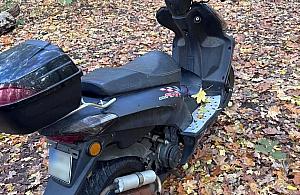 Porzucony skuter w lesie. W schowku dokumenty