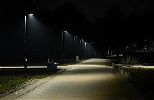 "Ciemniej, jaśniej" w Warszawie. Test oświetlenia na Polu Mokotowskim