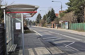 Ruchliwa ulica w rozsypce. Brak odwodnienia, chodników i przejścia dla pieszych