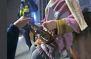 Nie wiedziała, kim jest ani dokąd iść. Seniorka była bezradna