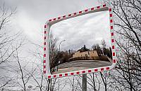 Radna oczekuje montażu lustra drogowego. Burmistrz nie widzi potrzeby