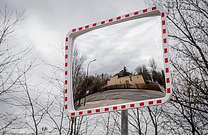 Radna oczekuje montażu lustra drogowego. Burmistrz nie widzi potrzeby