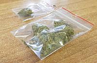 Przechodził na czerwonym z narkotykami w kieszeni