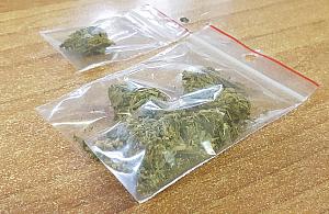 Przechodził na czerwonym z narkotykami w kieszeni