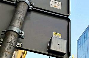 Tajemnicza kamera na znaku drogowym w Śródmieściu