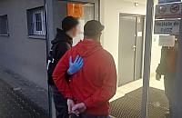 Nerwowe zachowanie zdradziło 34-latka. Miał saszetkę pełną narkotyków