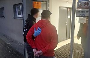 Nerwowe zachowanie zdradziło 34-latka. Miał saszetkę pełną narkotyków