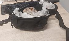 Nerwowe zachowanie zdradziło 34-latka. Miał saszetkę pełną narkotyków