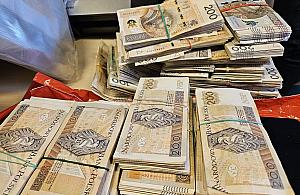 Skuteczna akcja policji. Broń, narkotyki i milion w gotówce