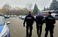 Groził dzieciom nożem. Policja zatrzymała 35-latka