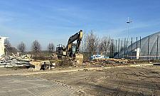 Nowa hala sportowa już powstaje. Kontenery rozebrane