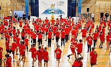 Mnóstwo dzieci w Nieporęcie. Odwiedzi je gwiazda sportu