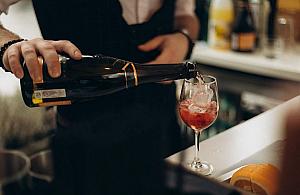 butelka szampana i kieliszek