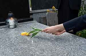 Transport zwłok z Niemiec, Włoch czy Anglii - czym różnią się procedury i ile to trwa? Wyjaśnia ekspert