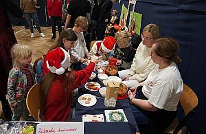 Mikołajkowa Integracja Świąteczna w SP 92: taniec, kolędy i świąteczne atrakcje