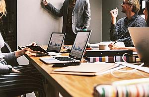 Jak restrukturyzacja wpływa na relacje z pracownikami i kontrahentami?