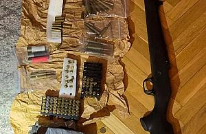 Nie miała kontaktu ze znajomym. W mieszkaniu broń i 149 sztuk amunicji