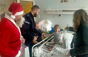 Policjanci obdarowali małych pacjentów Szpitala Bielańskiego