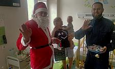 Policjanci obdarowali małych pacjentów Szpitala Bielańskiego