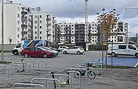 Rodzice z nowej szkoły walczą o parking. "Absurdalna sytuacja"