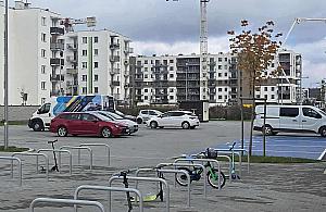 Rodzice z nowej szkoły walczą o parking. "Absurdalna sytuacja"