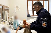 Stołeczni policjanci jako Mikołaje w szpitalu