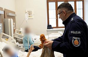 Stołeczni policjanci jako Mikołaje w szpitalu
