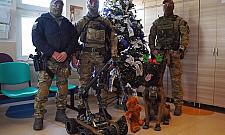 Stołeczni policjanci jako Mikołaje w szpitalu