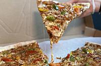 Gorący Trójkąt - pizzeria Warszawa, gdzie królują gigantyczne kawałki pizzy od ręki!