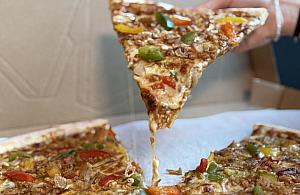 Gorący Trójkąt - pizzeria Warszawa, gdzie królują gigantyczne kawałki pizzy od ręki!