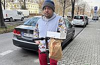 Policja szuka mężczyzny, który uszkodził samochód