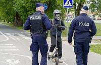 Hulajnogi i rowery na chodniku zagrażają pieszym