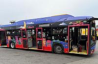 Prezentobus ruszył na ulice. Świąteczna linia M na ulicach Warszawy