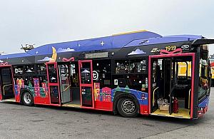 Prezentobus ruszył na ulice. Świąteczna linia M na ulicach Warszawy
