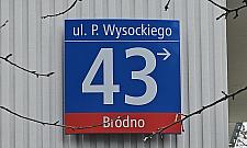Pierwszy znak z nową nazwą ulicy Wysockiego