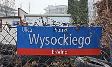 Pierwszy znak z nową nazwą ulicy Wysockiego
