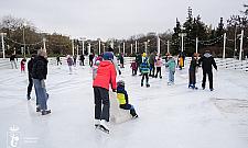 "Bezpłatna" nauka jazdy na łyżwach. Mieszkańcy liczą koszty