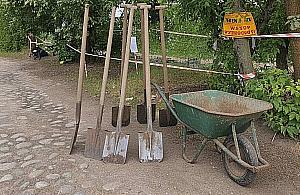 "Łopaty pamięci" dla Zenków z Wiklinowej. Mieszkańcy drwią z urzędników