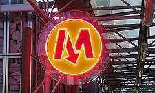 Neonowe logo metra od Kabat do Młocin. Projekt w budżecie obywatelskim