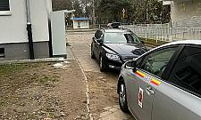 Problem z parkowaniem za Społem przy Kaliskiego. Chodnik jest notorycznie blokowany