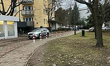 Problem z parkowaniem za Społem przy Kaliskiego. Chodnik jest notorycznie blokowany