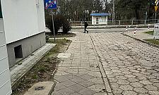 Problem z parkowaniem za Społem przy Kaliskiego. Chodnik jest notorycznie blokowany