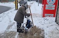 Odśnieżać muszą nawet schorowani seniorzy. Przepis, który powinien trafić do kosza