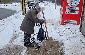 Odśnieżać muszą nawet schorowani seniorzy. Przepis, który powinien trafić do kosza