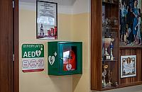 AED i szybka reakcja pracowników szkoły uratowały życie jednego z rodziców
