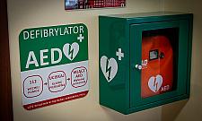AED i szybka reakcja pracowników szkoły uratowały życie jednego z rodziców