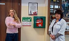 AED i szybka reakcja pracowników szkoły uratowały życie jednego z rodziców