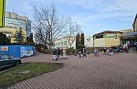 Zastawiony chodnik przed pływalnią Pingwin. Ratusz zapowiada zmiany