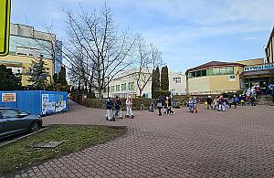 Zastawiony chodnik przed pływalnią Pingwin. Ratusz zapowiada zmiany